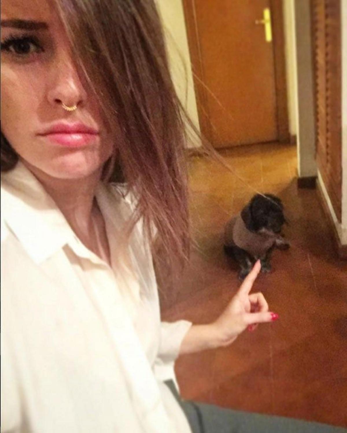 Blanca Suárez felicitó las fiestas o 'sus empachos' con esta imagen en la que se ve a  Pistacho al fondo