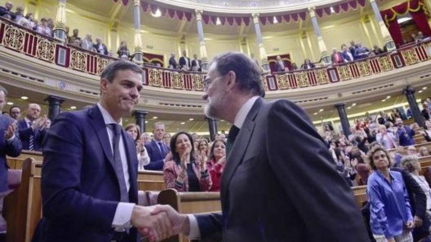 Pedro Sánchez encaixa les mans amb Mariano Rajoy.