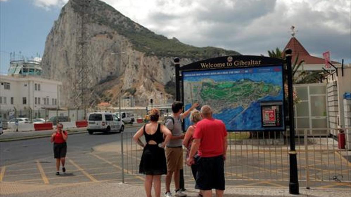 Turistas 8Visitantes británicos consultan un mapa en Gibraltar.
