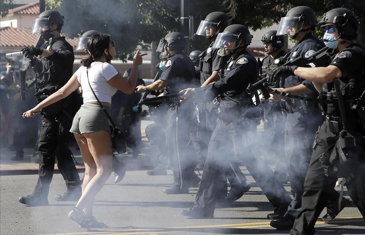 Un manifestante se enfrenta a la policía de San José, California.