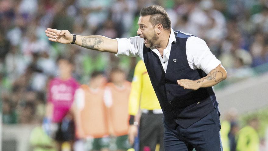 Antonio Mohamed da instrucciones a sus jugadores durante un partido de la liga mexicana.