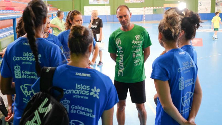 Carlos Herrera, entrenador del Rocasa, durante un entrenamiento de esta semana.