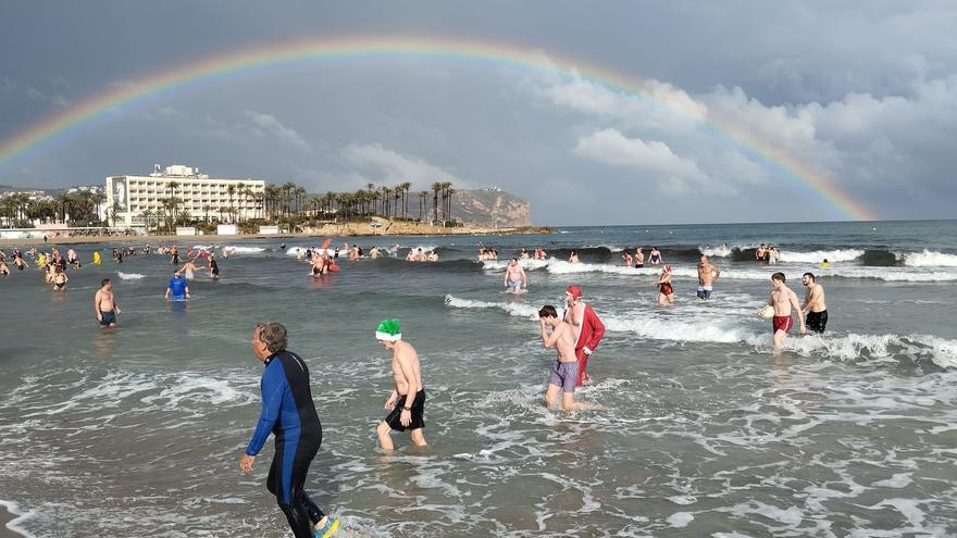 El arcoíris protagoniza el baño solidario tradicional de Xàbia