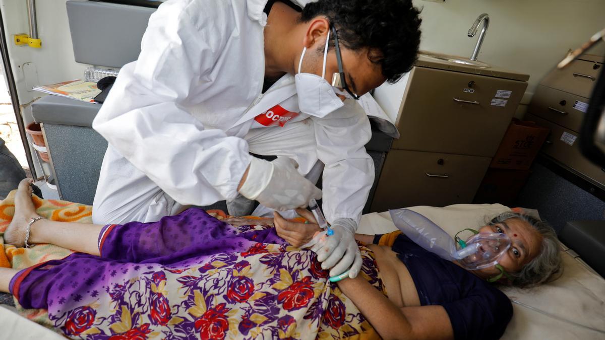 La nueva cepa del coronavirus está provocando casi 3.000 muertos al día en la India