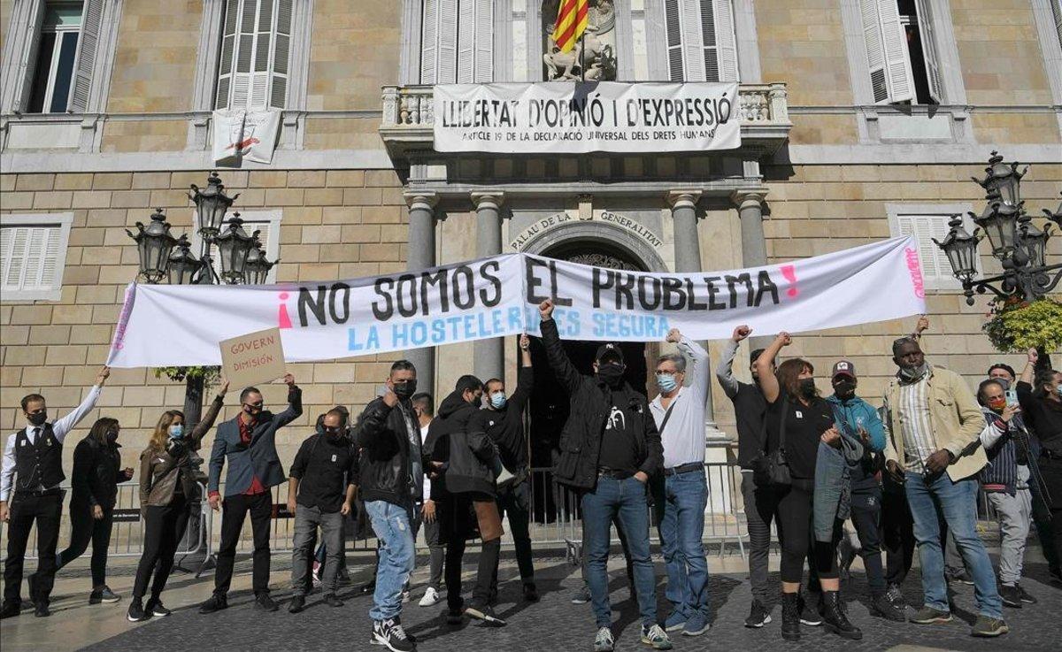 Manifestantes contra la orden de la Generalitat que cierra bares y restaurantes durante 15 días en Catalunya.