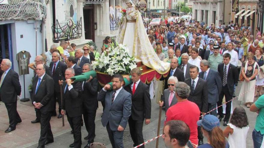 La procesión de la patrona de Llanes a su paso por la calle Mercaderes, ayer.