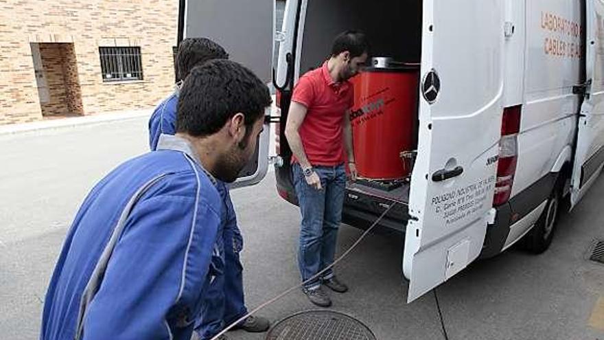 El laboratorio móvil, durante una medición en el polígono de Porceyo.