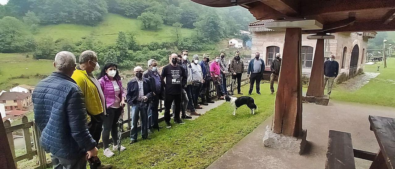 Ganaderos del Llosorio, en Loredo, durante una reciente protesta. | D. M.