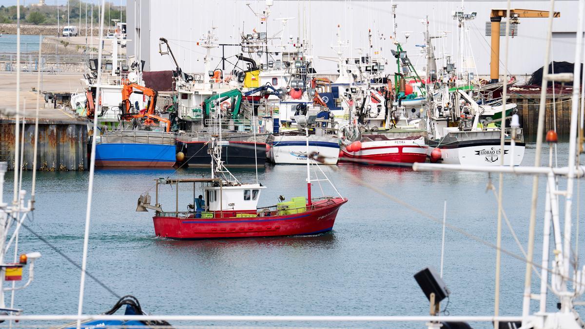 Archivo - Barcos amarrados en el puerto