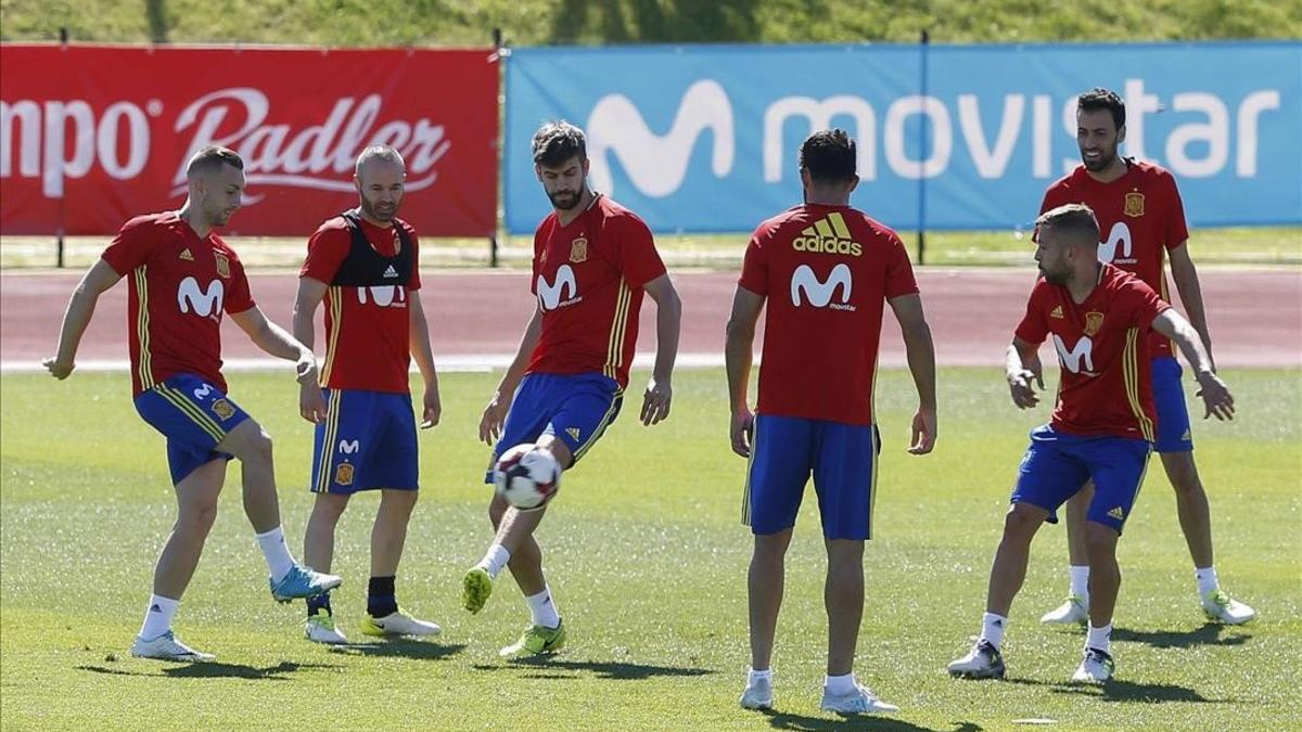 Deulofeu, Iniesta, Piqué, Costa, Alba y Busquets, durante el entrenamiento de la selección el martes en Las Rozas