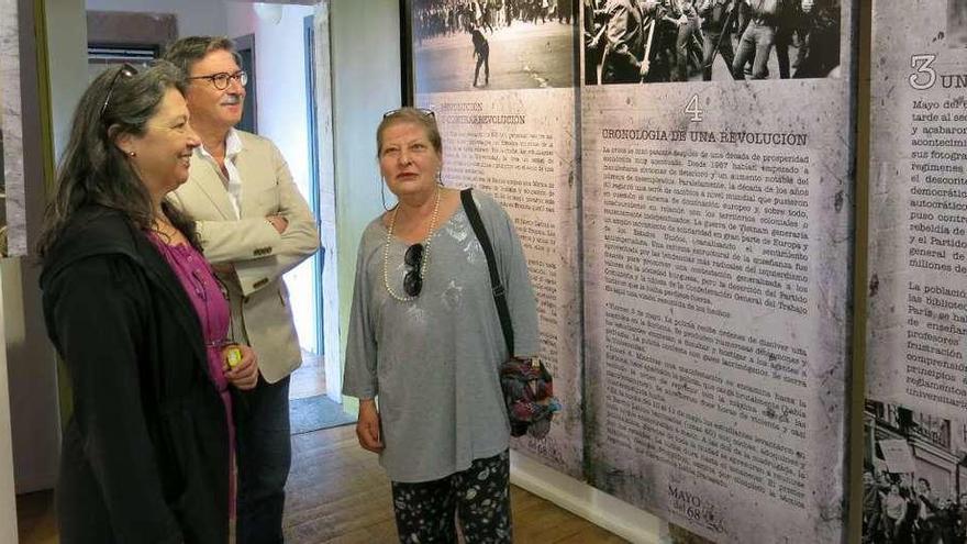 Marisa Elviro, Higinio del Río y Ninon Lévy durante la inauguración de la exposición, ayer, en Llanes.
