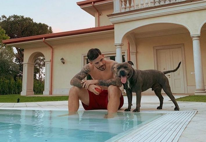 Carles Perez con su Pitbull Goku.