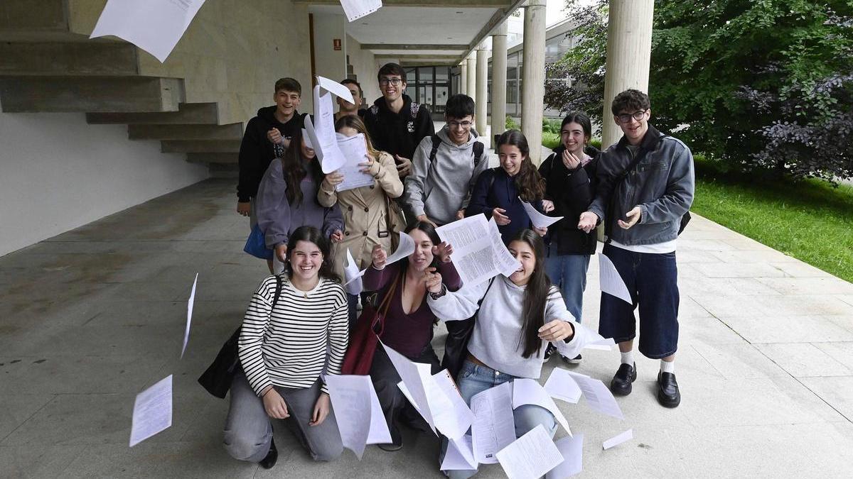 Alumnos saíndo das probas de acceso á universidade.