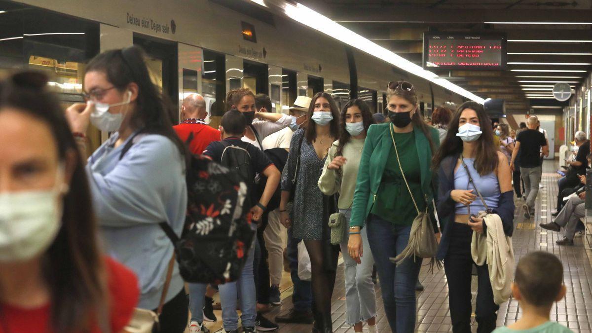 Usuarios de metrovalencia en una estación de metro.