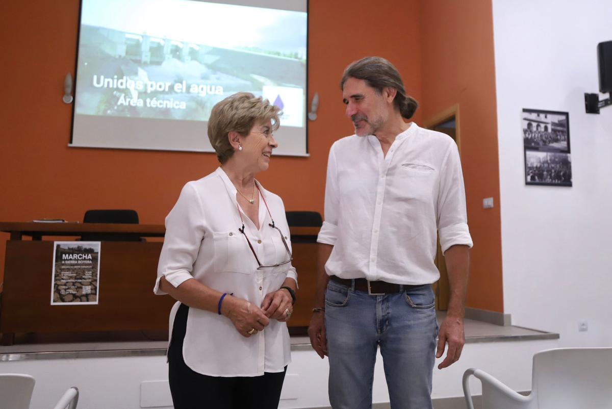 Daría Romero, vicepresidenta de Unidos por el Agua, y Miguel Aparicio, presidente, hoy antes de exponer las recalmaciones.