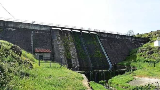 Fotogalería | Villar de Plasencia pide ayuda a la Junta para sustituir la toma flotante de la presa