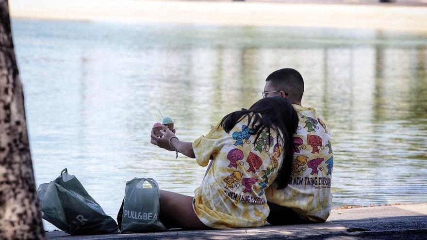 Una pareja tomándose un helado en la Plaza de España.