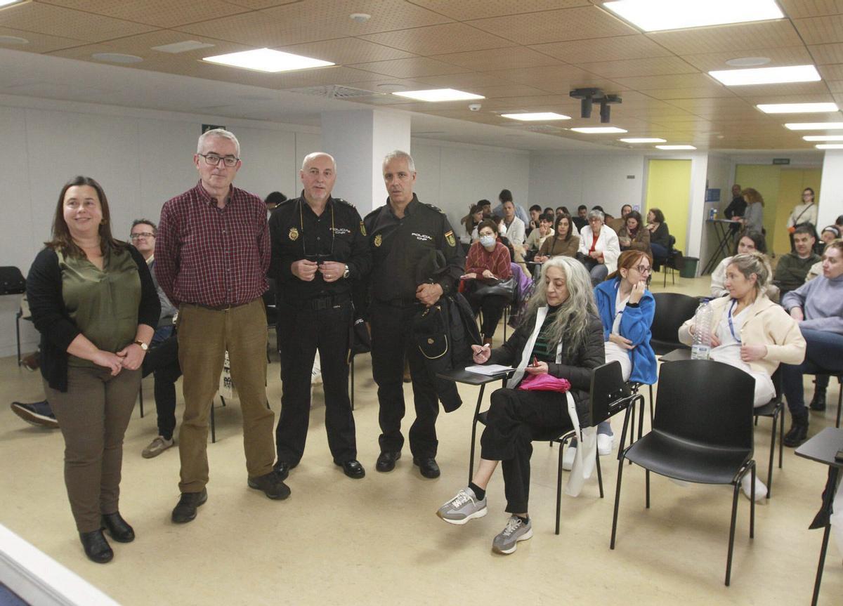 Los ponentes de la jornada de prevención de violencia con el interlocutor policial sanitario. |   I.OSORIO