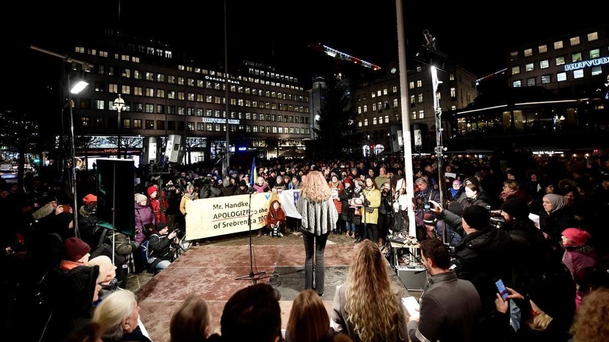 Protesta en Estocolmo contra la entrega del Nobel a Handke, el 10 de diciembre del 2019