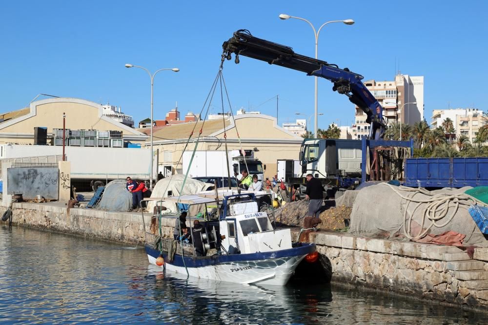 Barco pesquero hundido en el puerto de Torrevieja