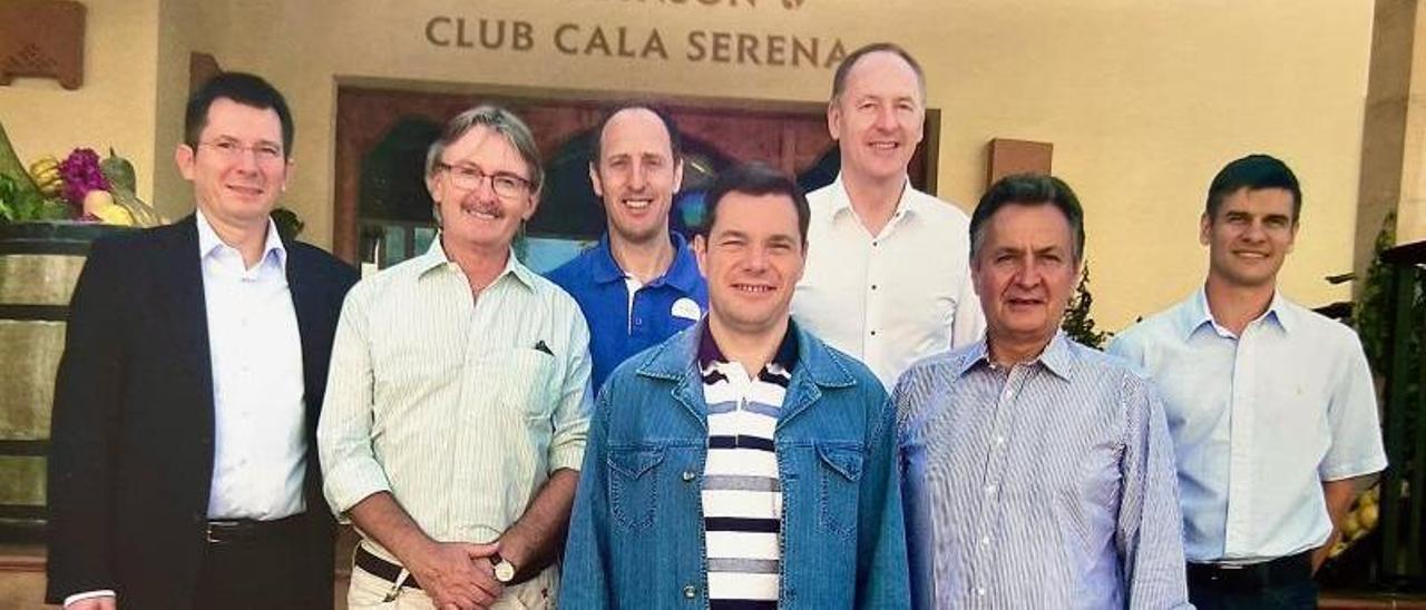 Mordashov (centro) en el Club Robinson Cala Serena. 