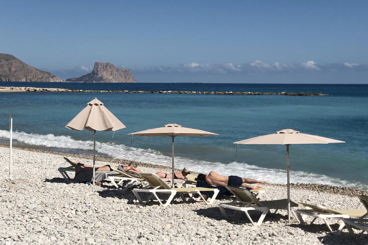Los primeros turistas de Semana Santa disfrutan de la playa de Altea.