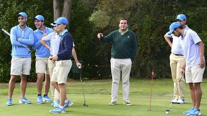 El equipo de Asturias practica el putt ante la mirada de Borja del Campo, en el centro, gerente de la Federación Asturiana.