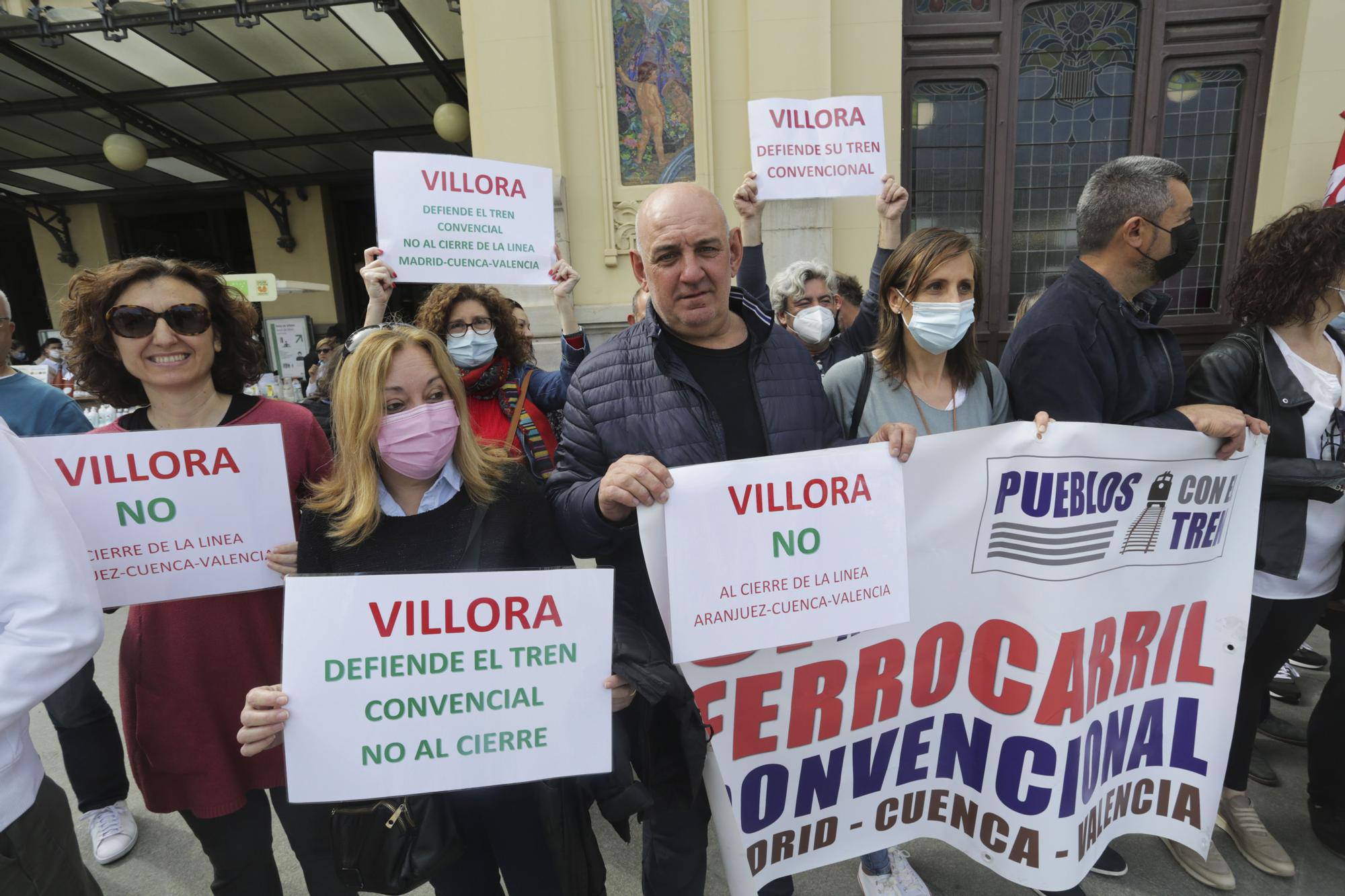 Manifestación en la Estación del Norte para mantener la línea de tren convencional entre Madrid, Cuenca y València