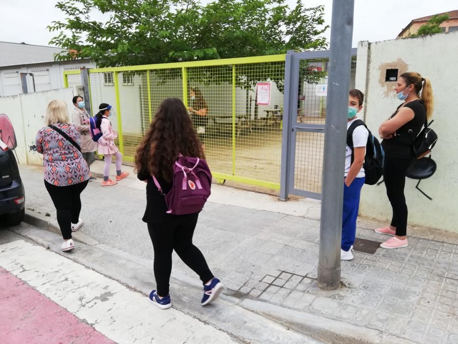 Pocs alumnes a les portes de l'escola Valldaura de Manresa.