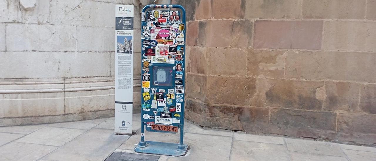 Desfibrilador con las instrucciones cubiertas de pegatinas, en la Catedral esta semana.