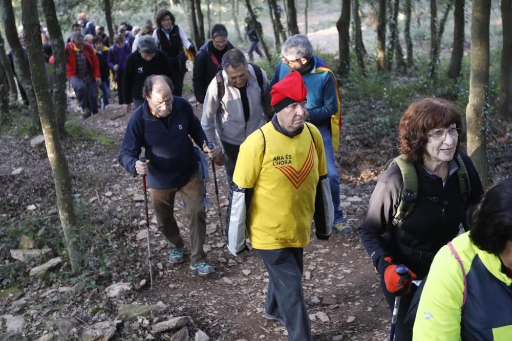 Pujada al castell de Sant Miquel per protestar contra les maniobres convocades per l exercit.