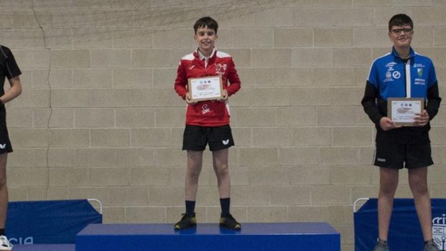 Mateo Lois (centro), campeón gallego infantil, subido al podio