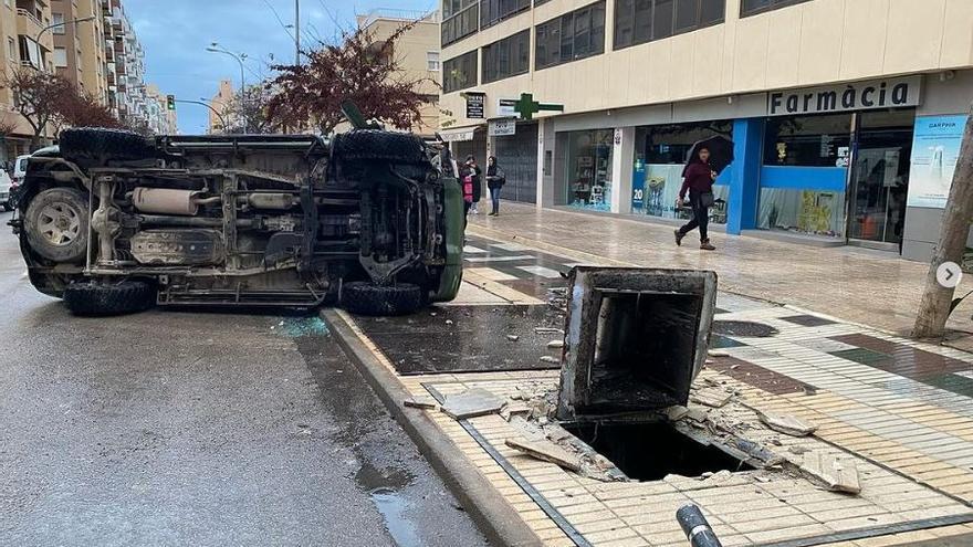 Vuelco de un coche en el centro de Ibiza