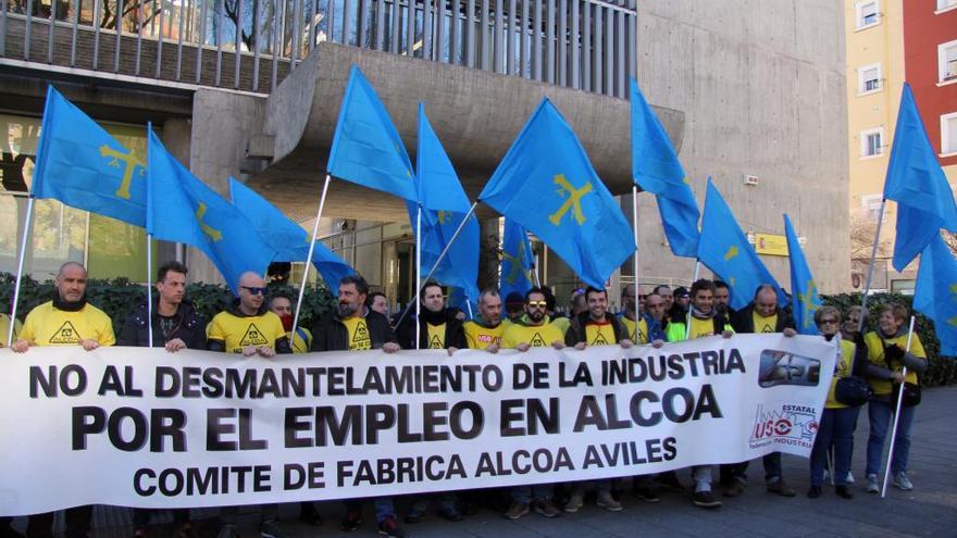 Trabajadores de Alcoa, ayer, en Madrid