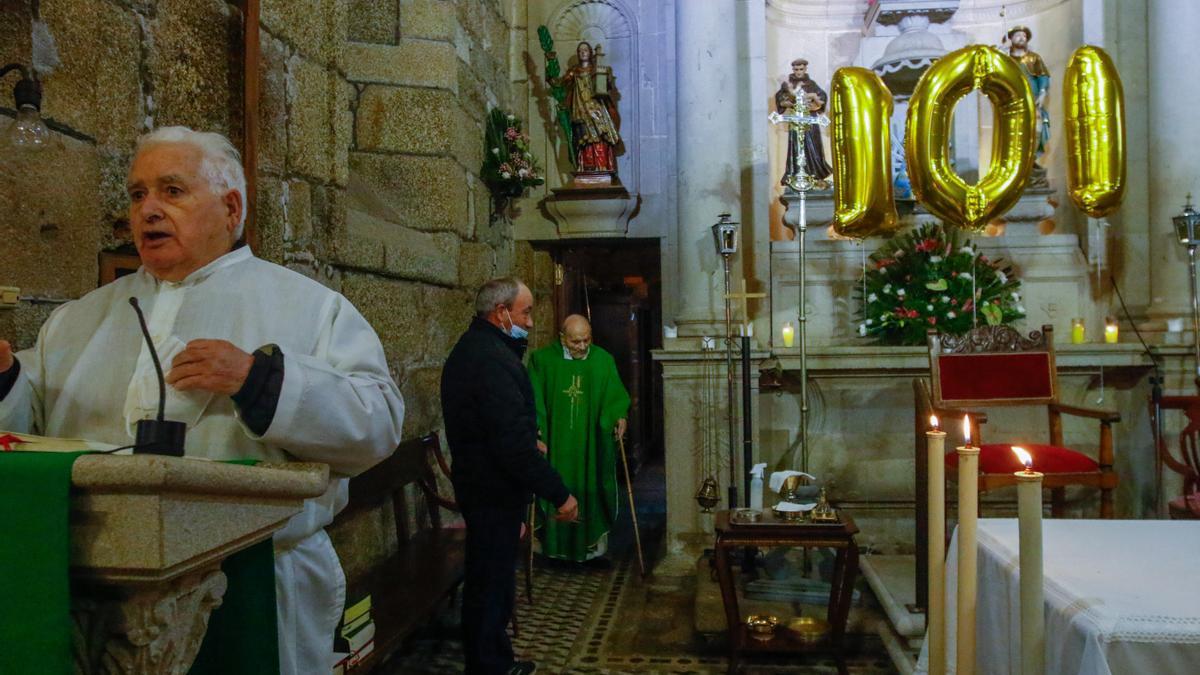 Gumersindo Camba, a la izquierda, es el presbítero que ayuda a Dositeo Valiñas durante las celebraciones