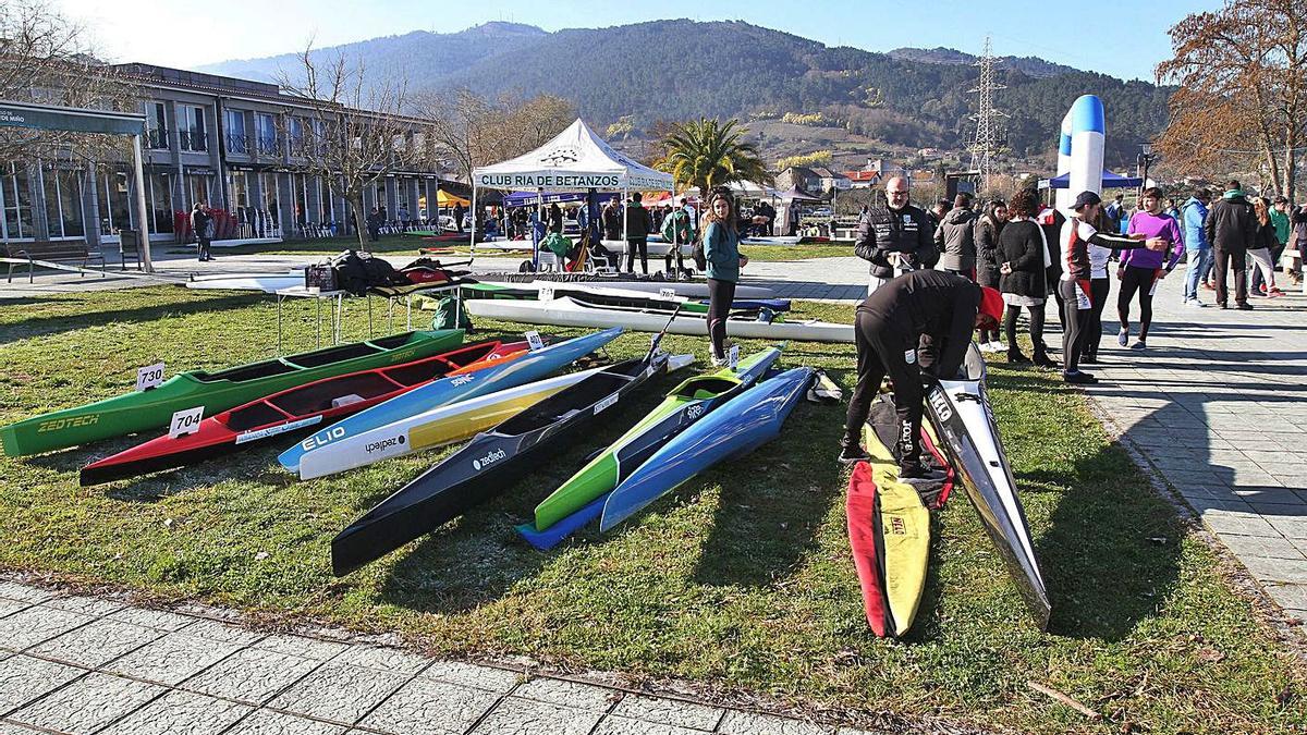 Las piraguas de una competición celebrada en Castrelo de Miño, tramo de la Gold Rver Race. |  // I.O