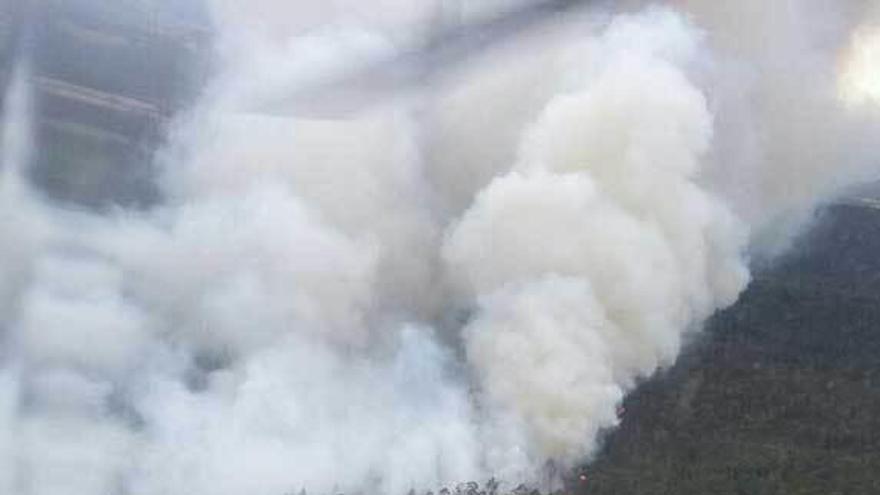 Uno de los incendios de Las Regueras, el pasado sábado.