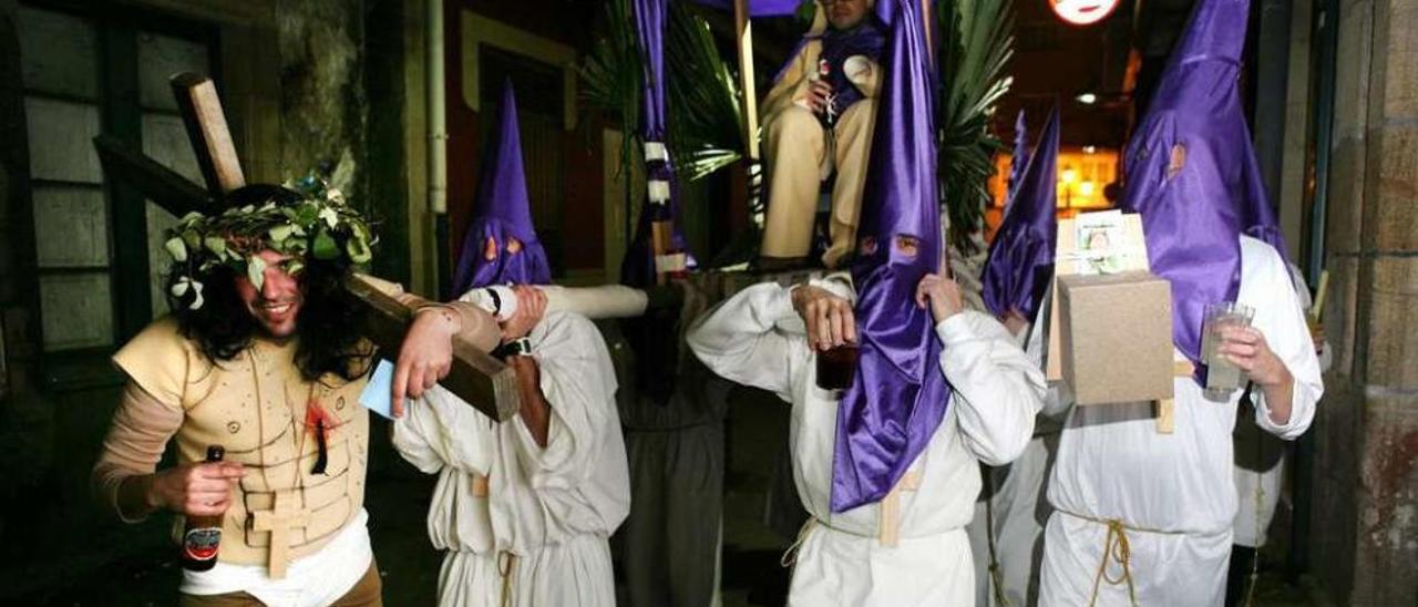 Grupo disfrazado en la Zona dos Viños durante la celebración anual de los carnavales. // Bernabé/Luismy