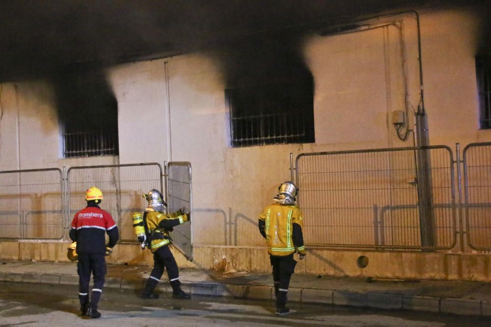 Los bomberos evitan que el fuego afecte a la planta de producción de una empresa de mobiliario de baño en el polígono de Cox