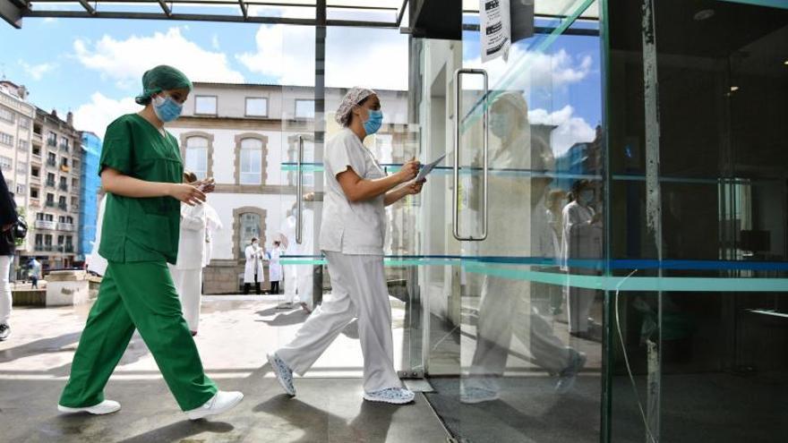 Personal sanitario en el Hospital de Pontevedra. |  // GUSTAVO SANTOS