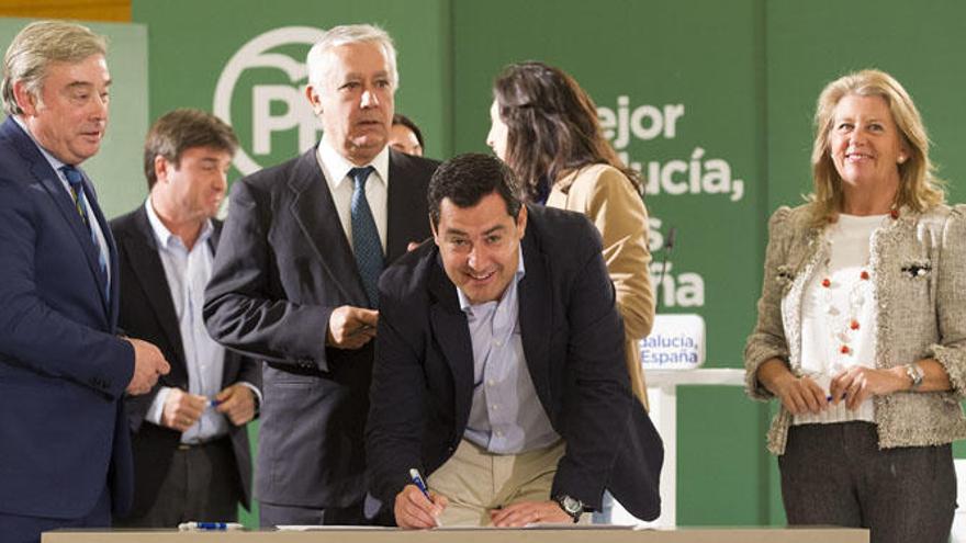 Juanma Moreno, en el centro de la imagen, durante la Interparlamentaria del PP-A en Málaga.