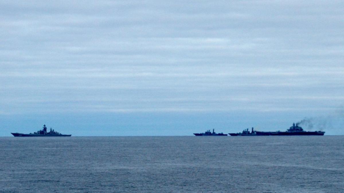 El portaaviones ruso Kuznetsov con los barcos escolta el lunes frente a las costas de Noruega.