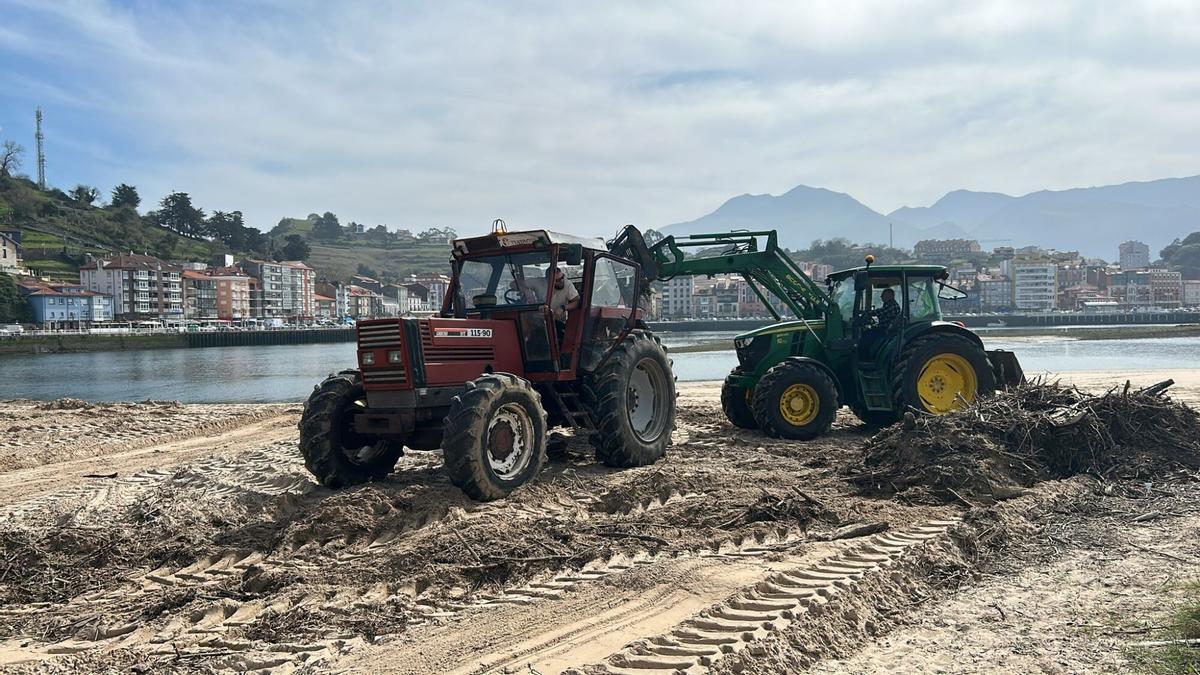 Llimpieza na Punta del Arenal, na playa ribeseyana.