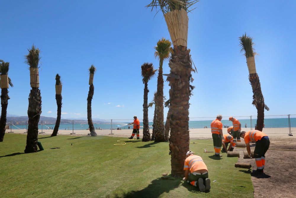 Comienzan las labores de limpieza de las playas de Málaga capital antes del inicio de la temporada de verano