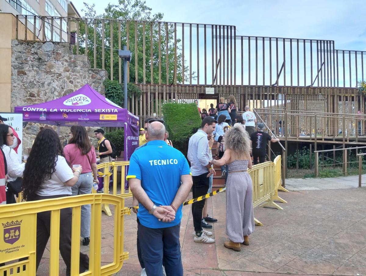 Acceso a la Torre Lucía para el festival de homenaje a Robe en Plasencia.