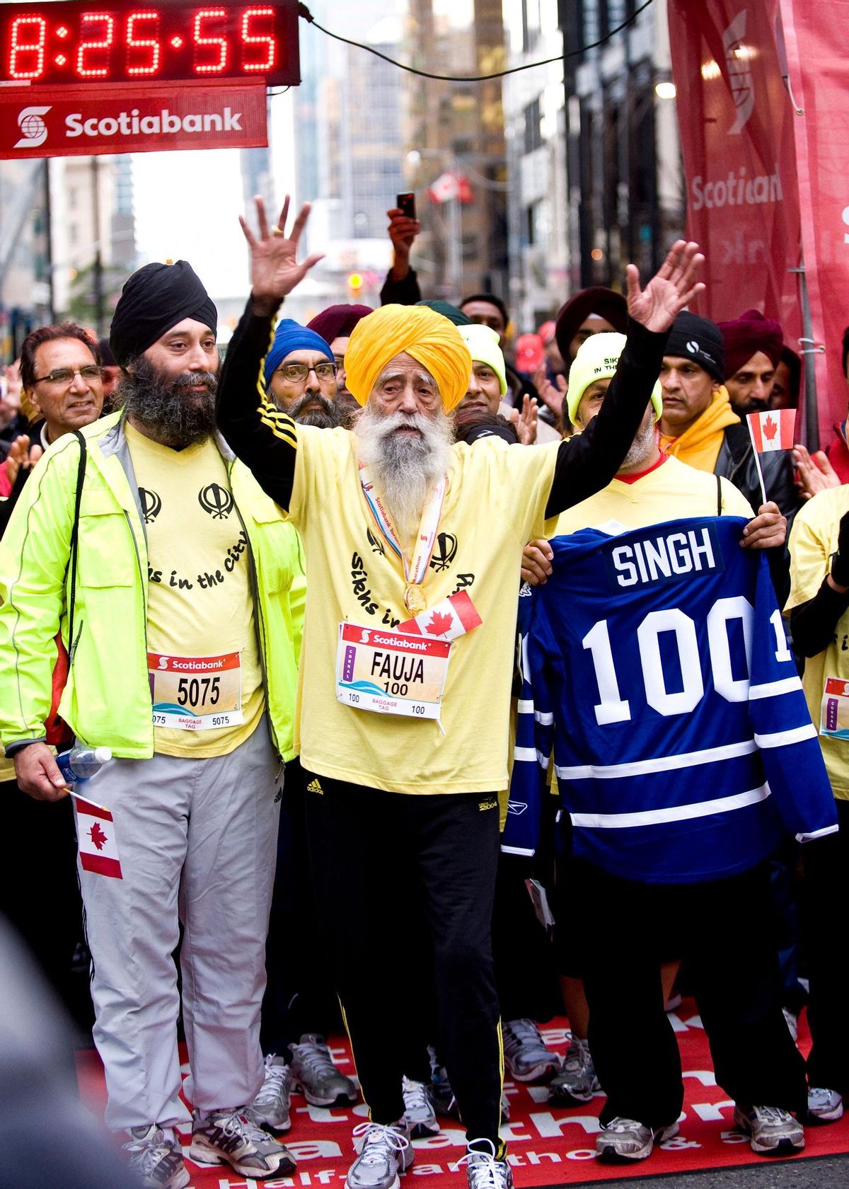 Fauja Singh, tras completar el Maratón de Toronto en 2011.