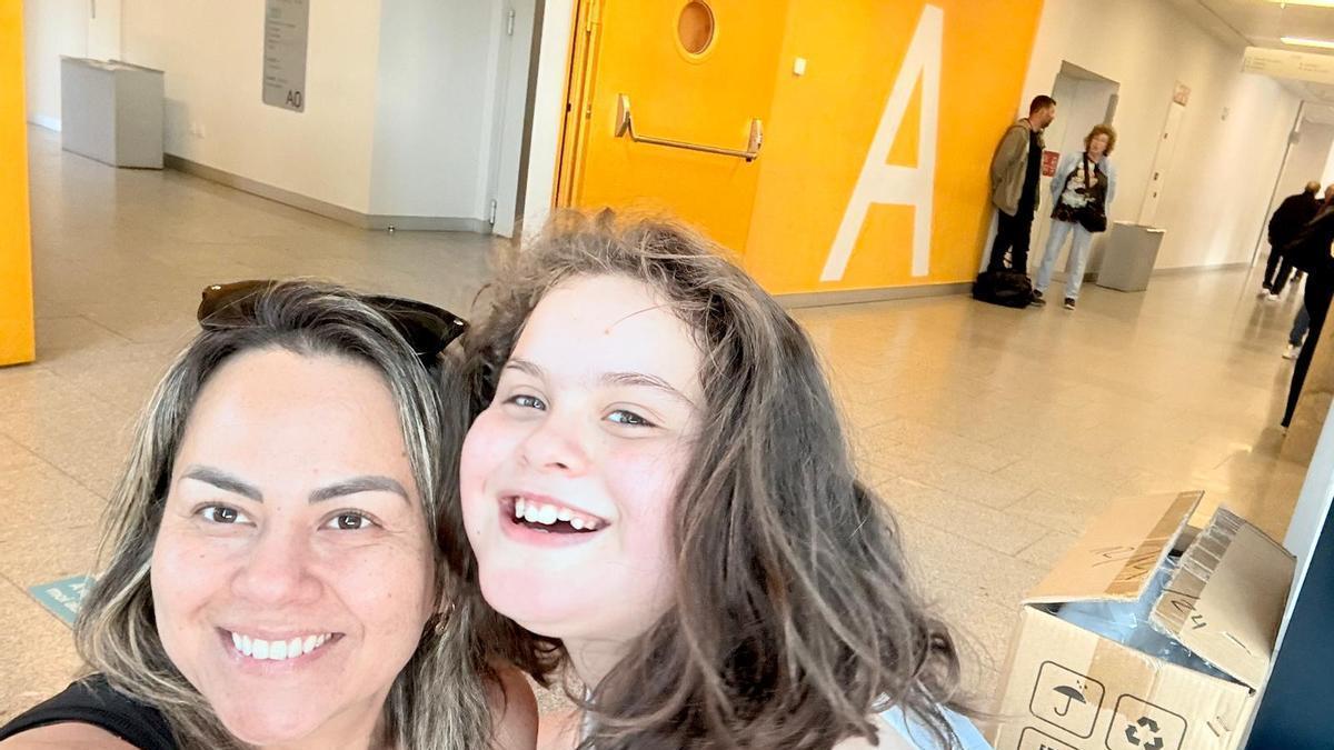 Claudia, con Valentina, el día que fue hospitalizada para someterse a su segunda operación de columna.
