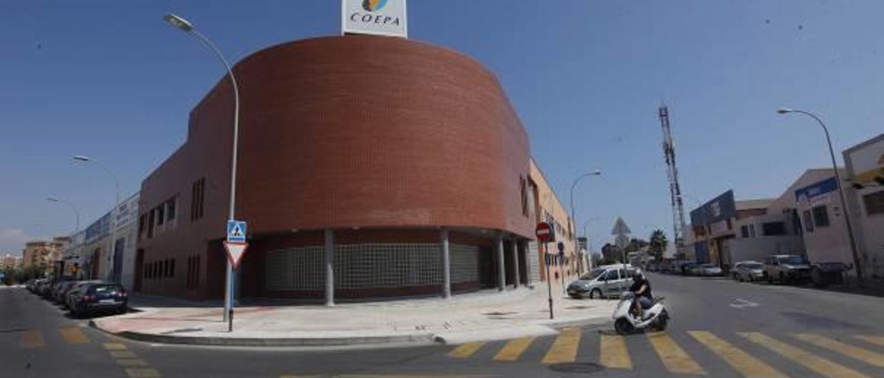 El edificio que alberga el centro de oficios de la desaparecida patronal alicantina Coepa.