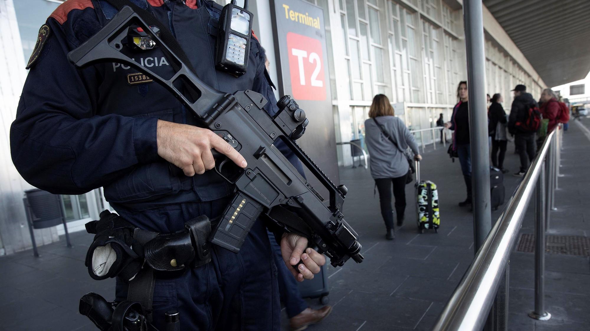 El Prat 19/11/2021 Imágenes del aeropuerto del Prat para ilustrar tema de inmigrantes que piden asilo En la foto Mossos d’Esquadra en la T2 Foto de Ferran Nadeu