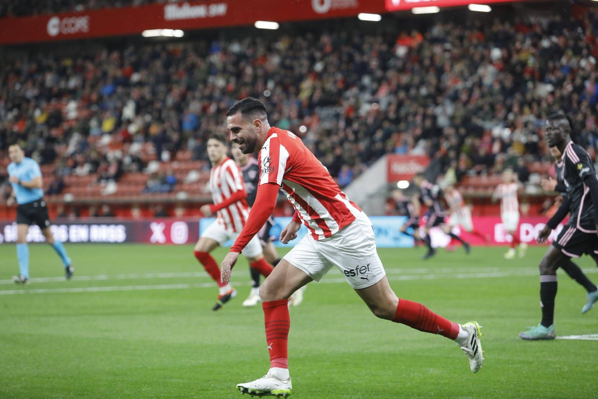 EN IMÁGENES: Partido y ambiente del Sporting-Albacete en El Molinón